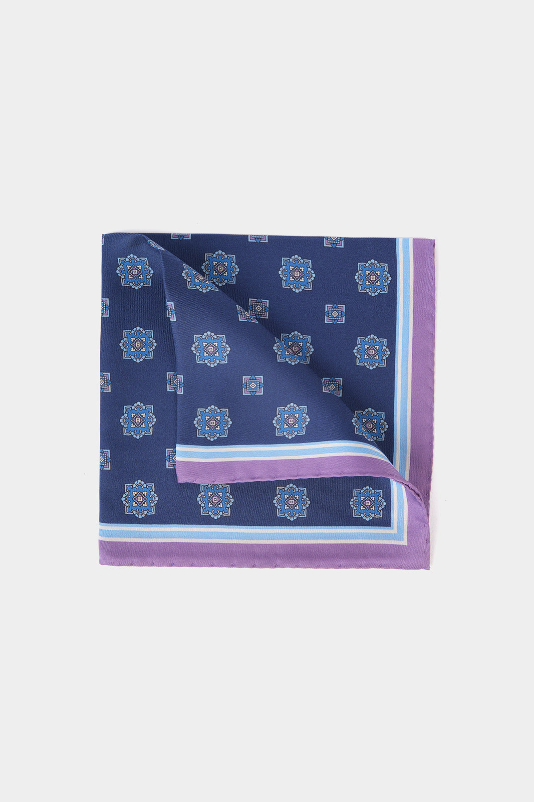 Vue sur fond blanc d'une pochette en 100% fond bleu marine à motif floral et bordure mauve