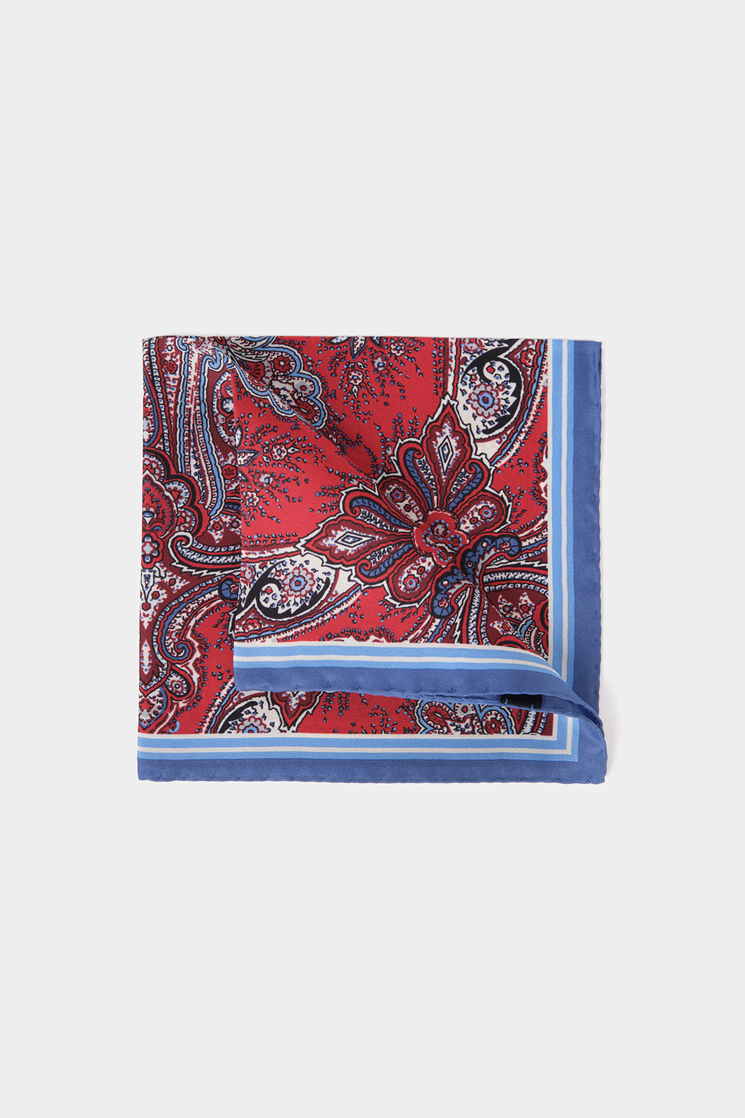 Vue sur fond blanc d'une pochette en 100% soie à fond rouge à motifs cachemire bleu et blanc