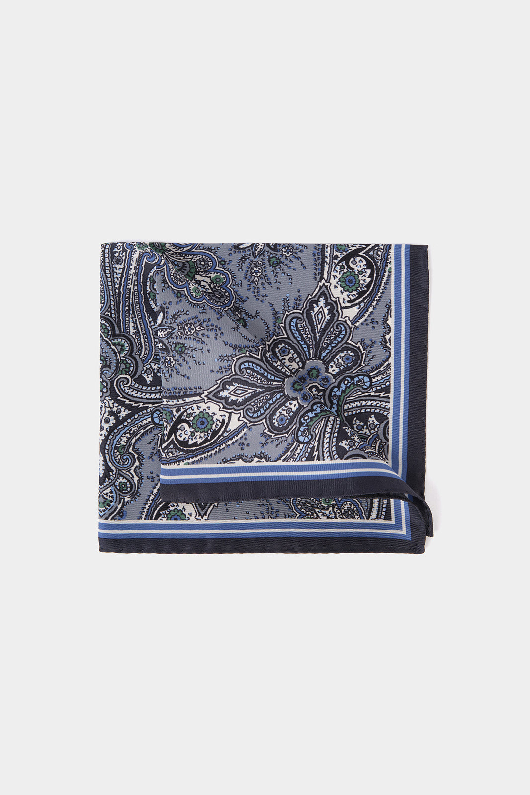 Vue sur fond blanc d'une Pochette en 100% soie à fond bleu gris à motifs cachemire