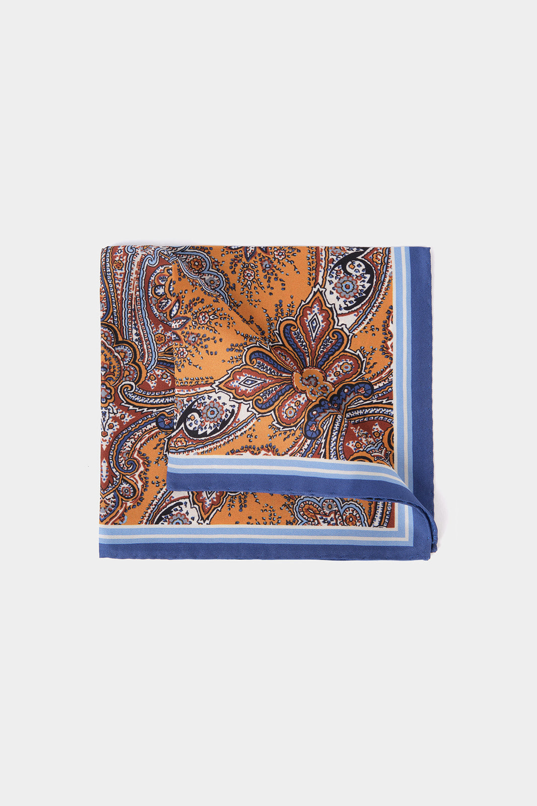 Vue sur fond blanc d'une Pochette en 100% soie à  fond orange et à motif cachemire bleu et blanc