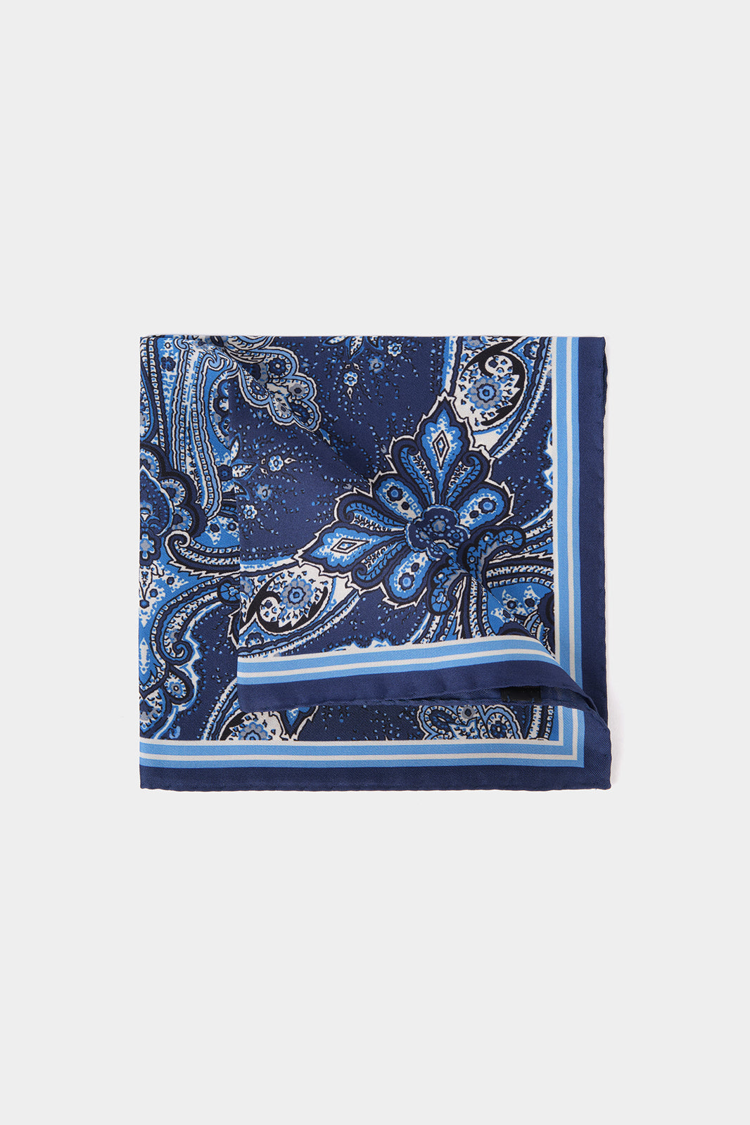 Vue sur fond blanc d'une Pochette en 100% soie à fond bleu et à motif cachemire blanc et bleu clair