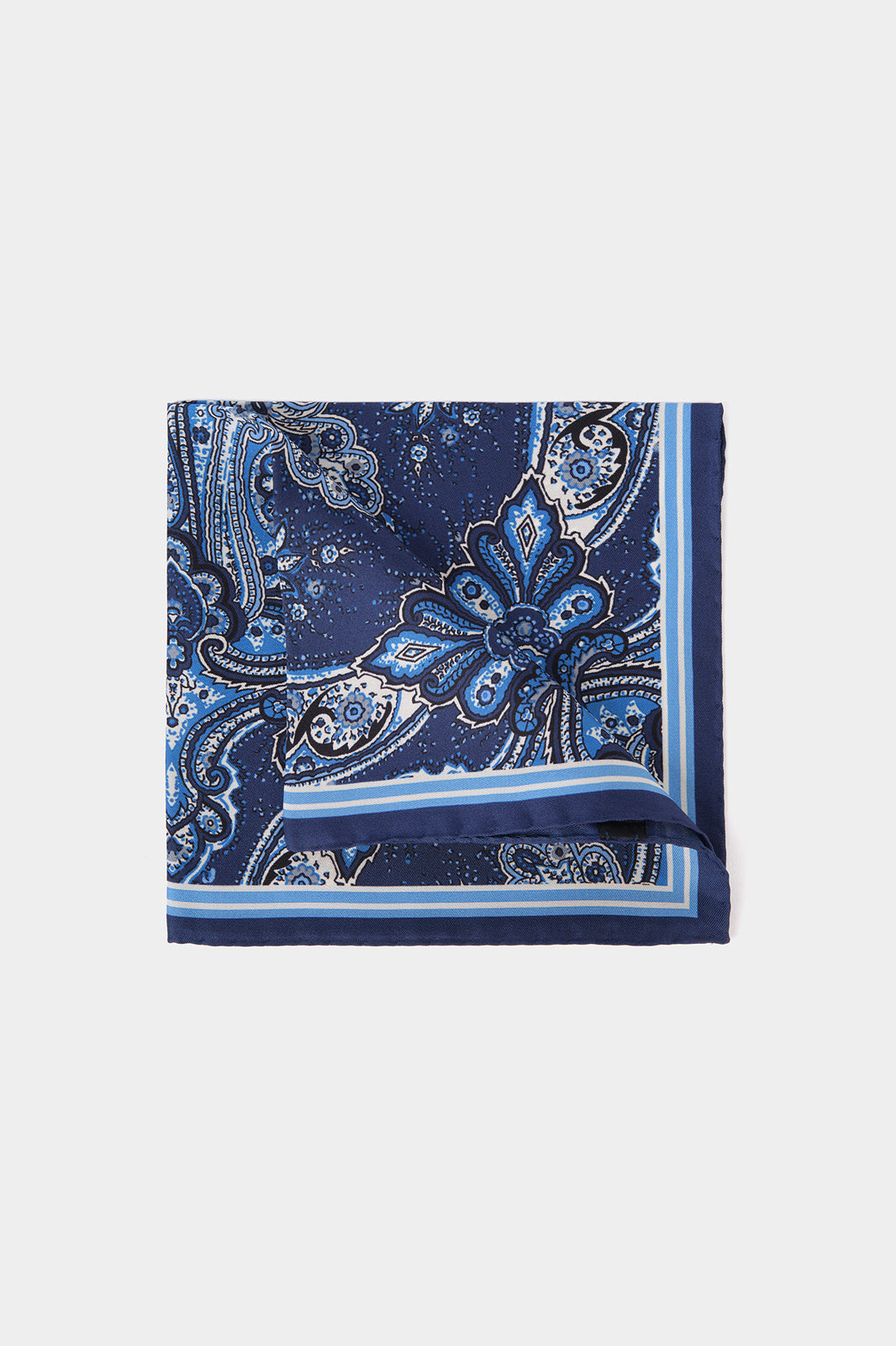 Vue sur fond blanc d'une Pochette en 100% soie à fond bleu et à motif cachemire blanc et bleu clair