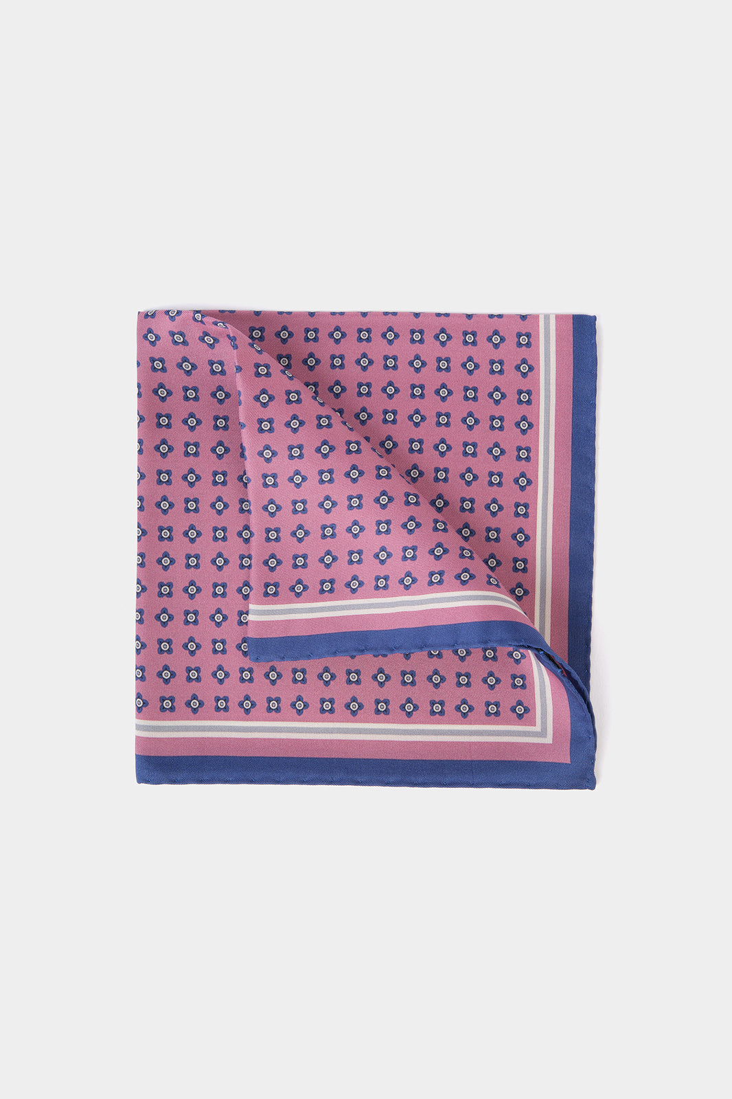 Vue sur fond blanc d'une Pochette en 100% soie à fond rose à motif floral bleu et blanc