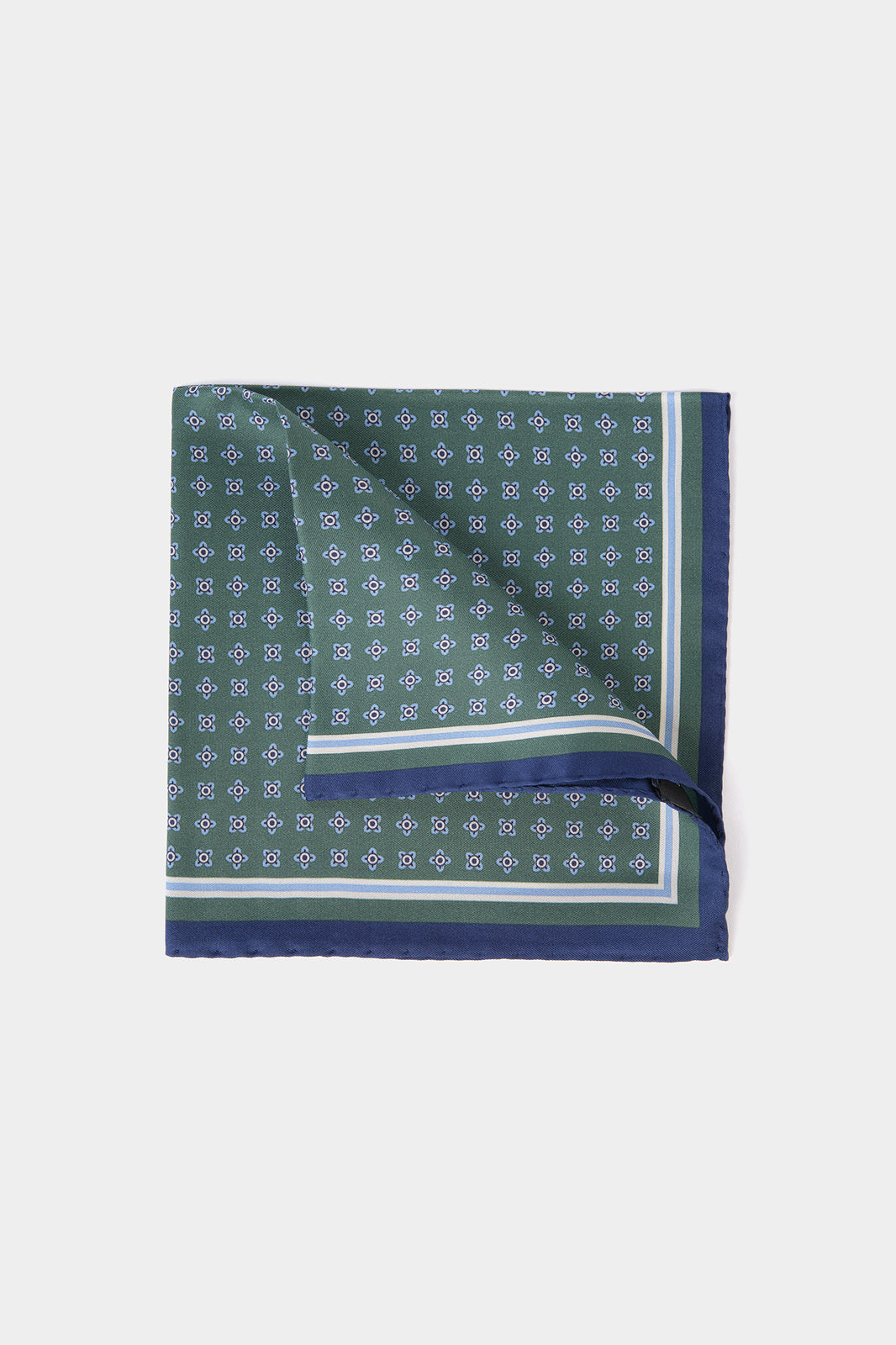 Vue sur fond blanc d'une Pochette en 100% soie à fond vert à motif géométrique bleu et blanc