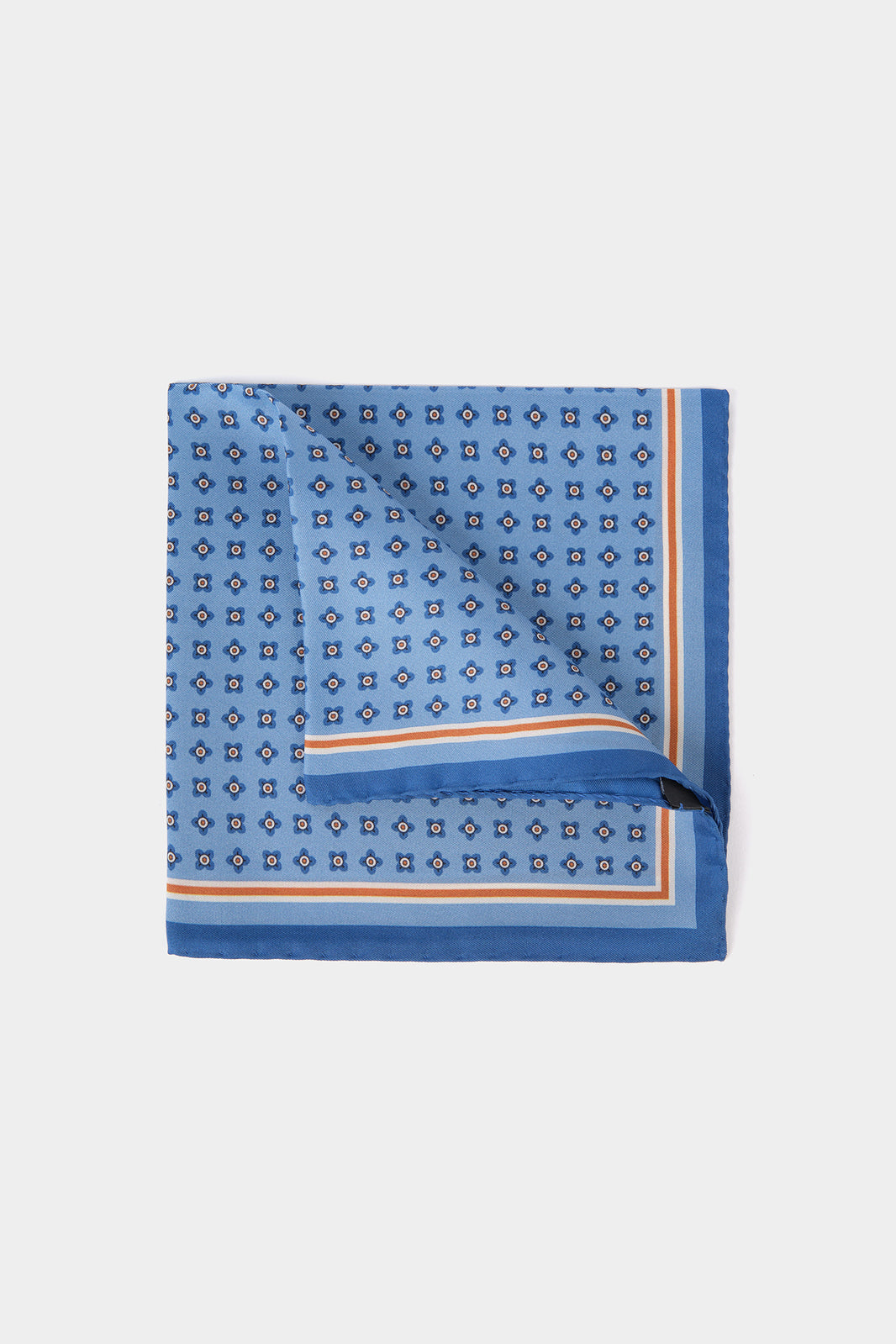 Vue sur fond blanc d'une Pochette en 100% soie à fond bleu ciel et à motif floral blanc et orange