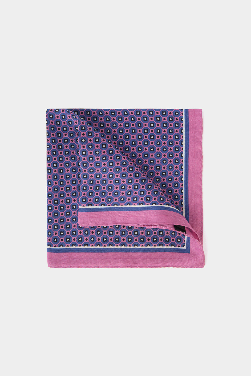 Vue sur fond blanc d'une pochette 100% soie à fond rose et motif violet et blanc