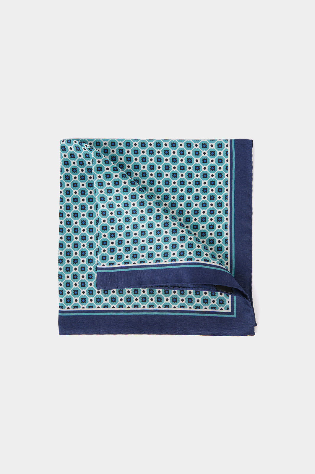 Vue sur fond blanc d'une Pochette en 100% soie à fond vert d'eau à motif géométrique bleu et blanc