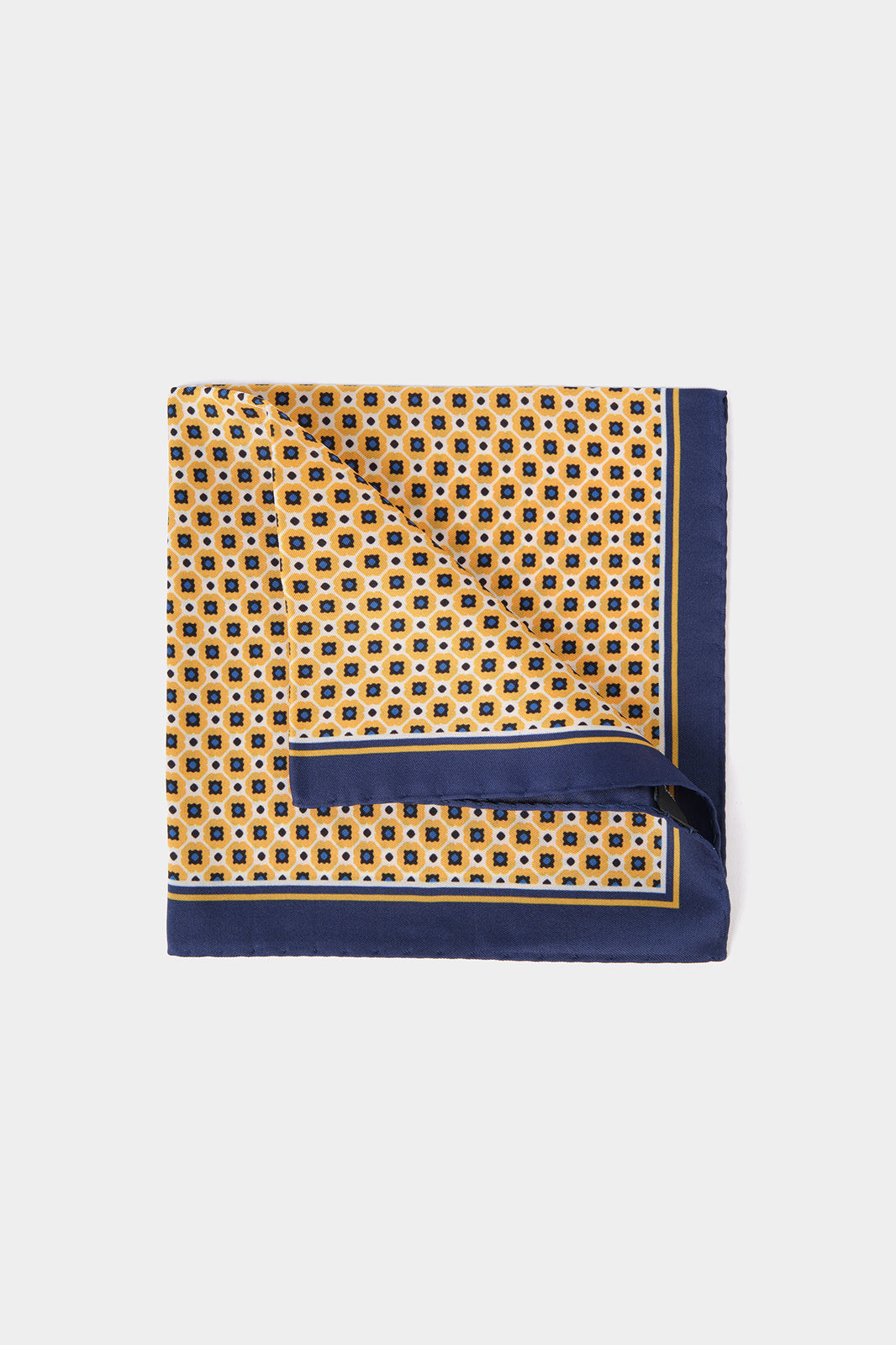 Vue sur fond blanc d'une Pochette en 100% soie à fond jaune et à motif géométrique marine et blanc