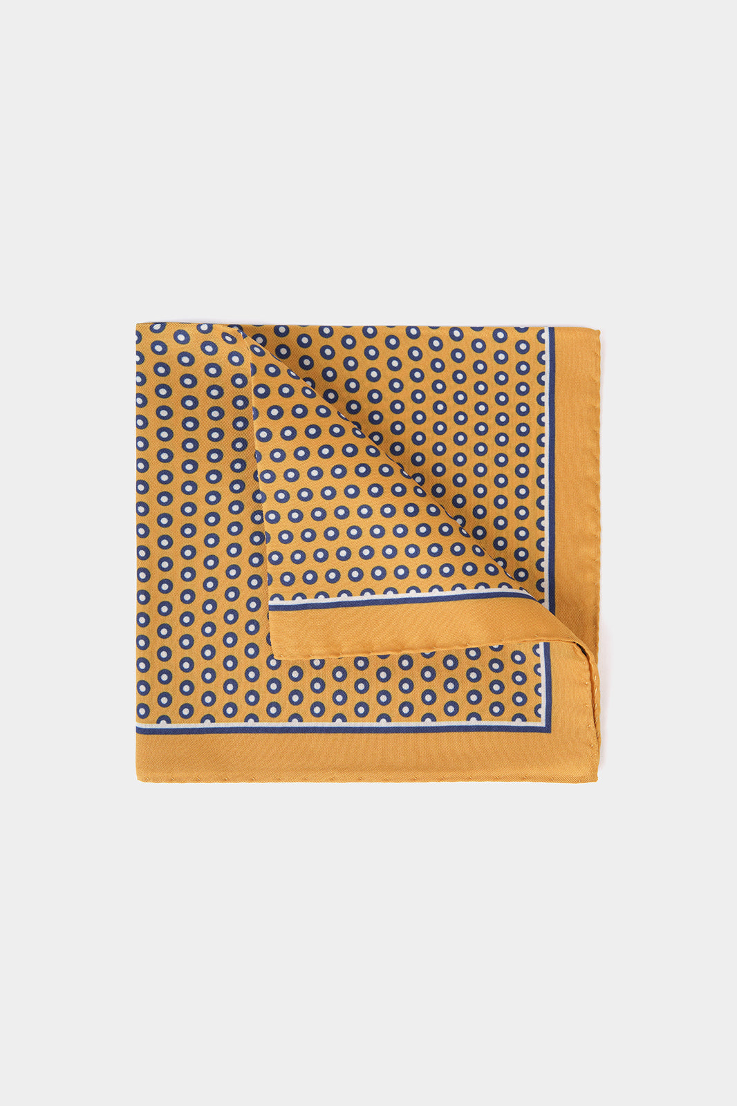 vue sur fond blanc d'une Pochette en 100% soie à fond jaune à motif cercles bleus et blancs