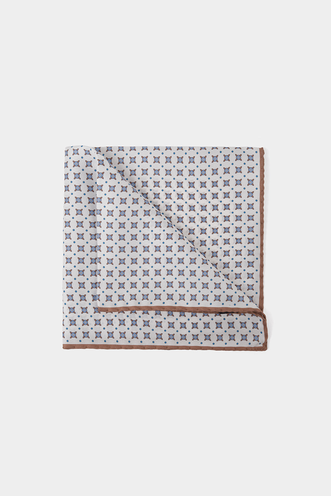 Vue sur fond blanc d'une pochette en soie blanche à motif floral bleu et marron
