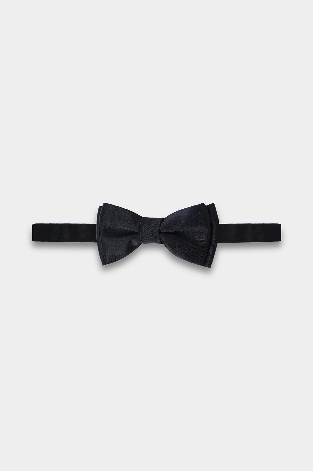 L’alliance parfaite de l'élégance et du raffinement. Ce nœud papillon en soie naturelle, fait main, est l'accessoire indispensable pour les moments d'exception.