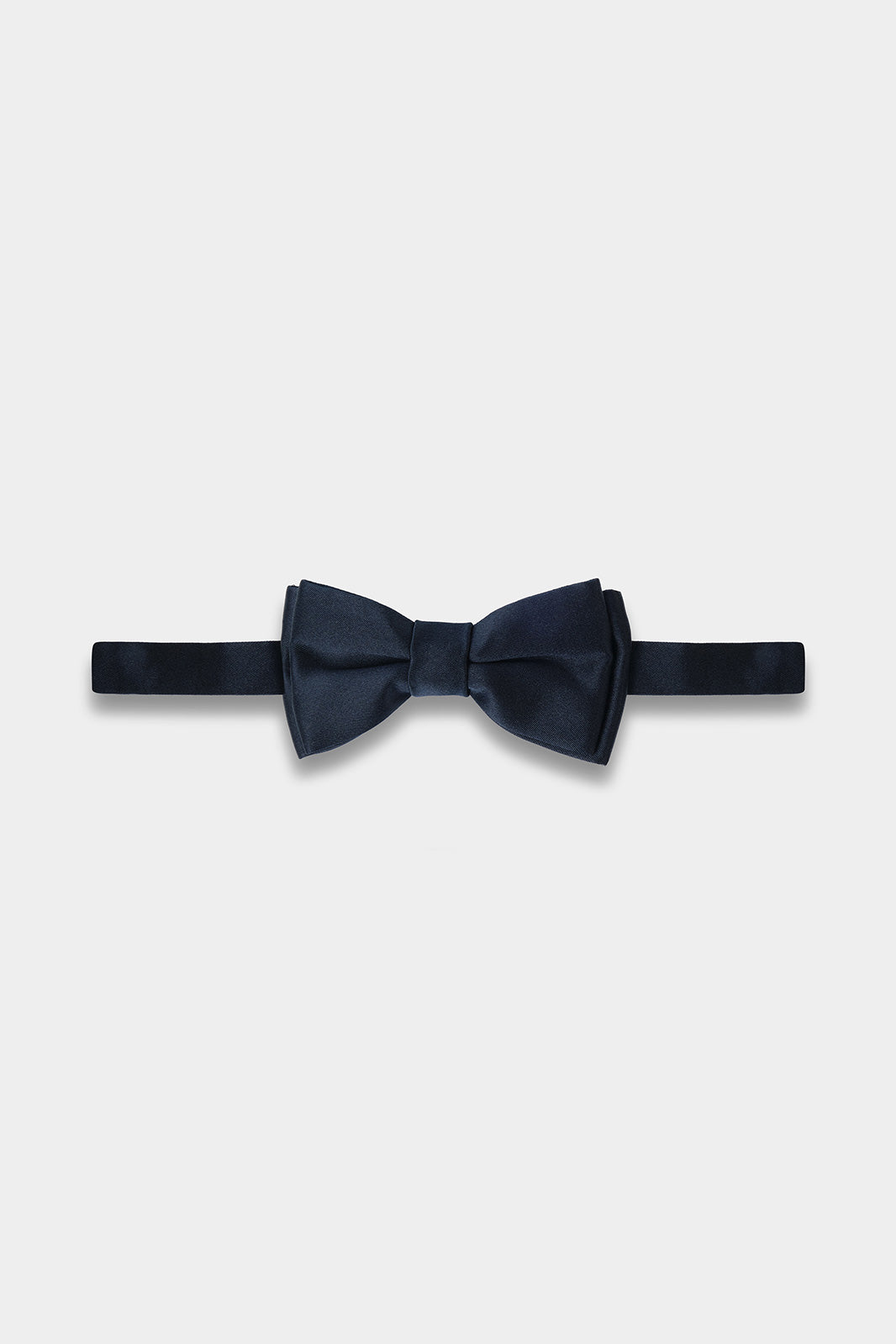 L’alliance parfaite de l'élégance et du raffinement. Ce nœud papillon en soie naturelle, fait main, est l'accessoire indispensable pour les moments d'exception.