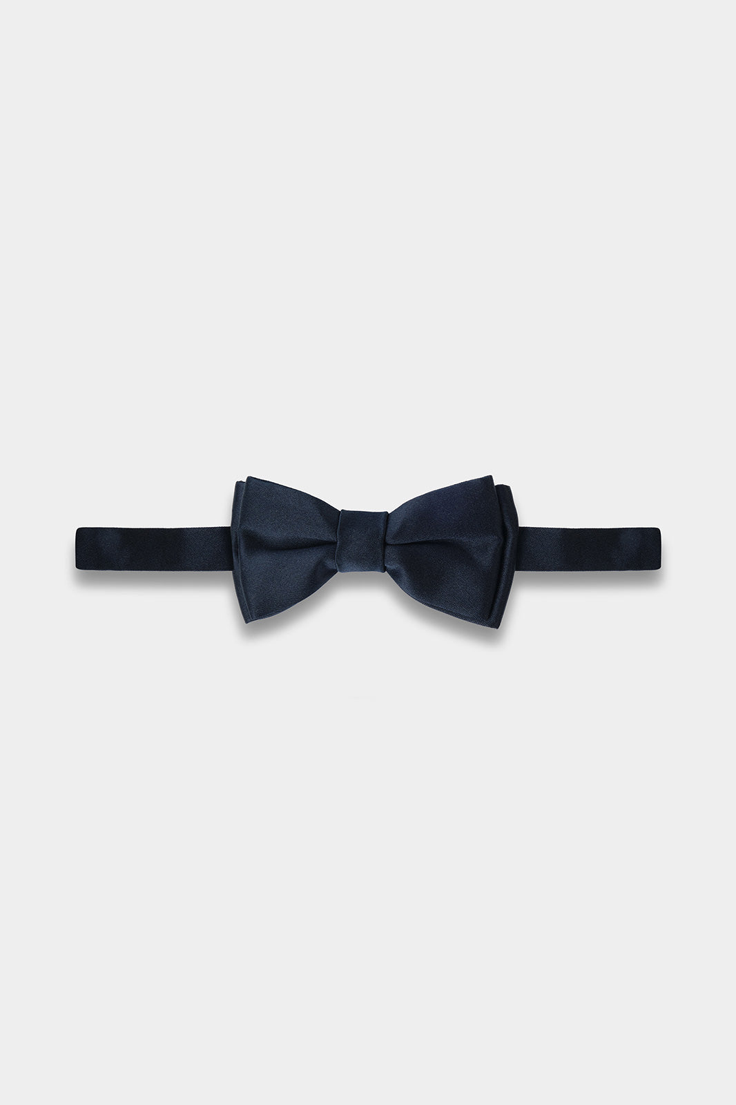 L’alliance parfaite de l'élégance et du raffinement. Ce nœud papillon en soie naturelle, fait main, est l'accessoire indispensable pour les moments d'exception.