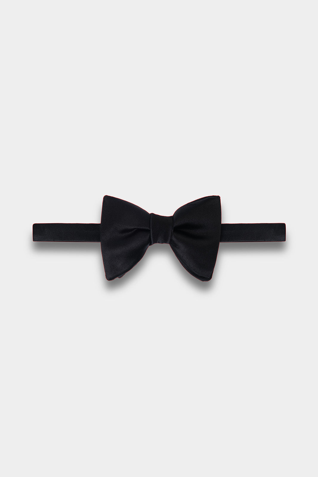 L’alliance parfaite de l'élégance et du raffinement. Ce nœud papillon en soie naturelle, fait main, est l'accessoire indispensable pour les moments d'exception.