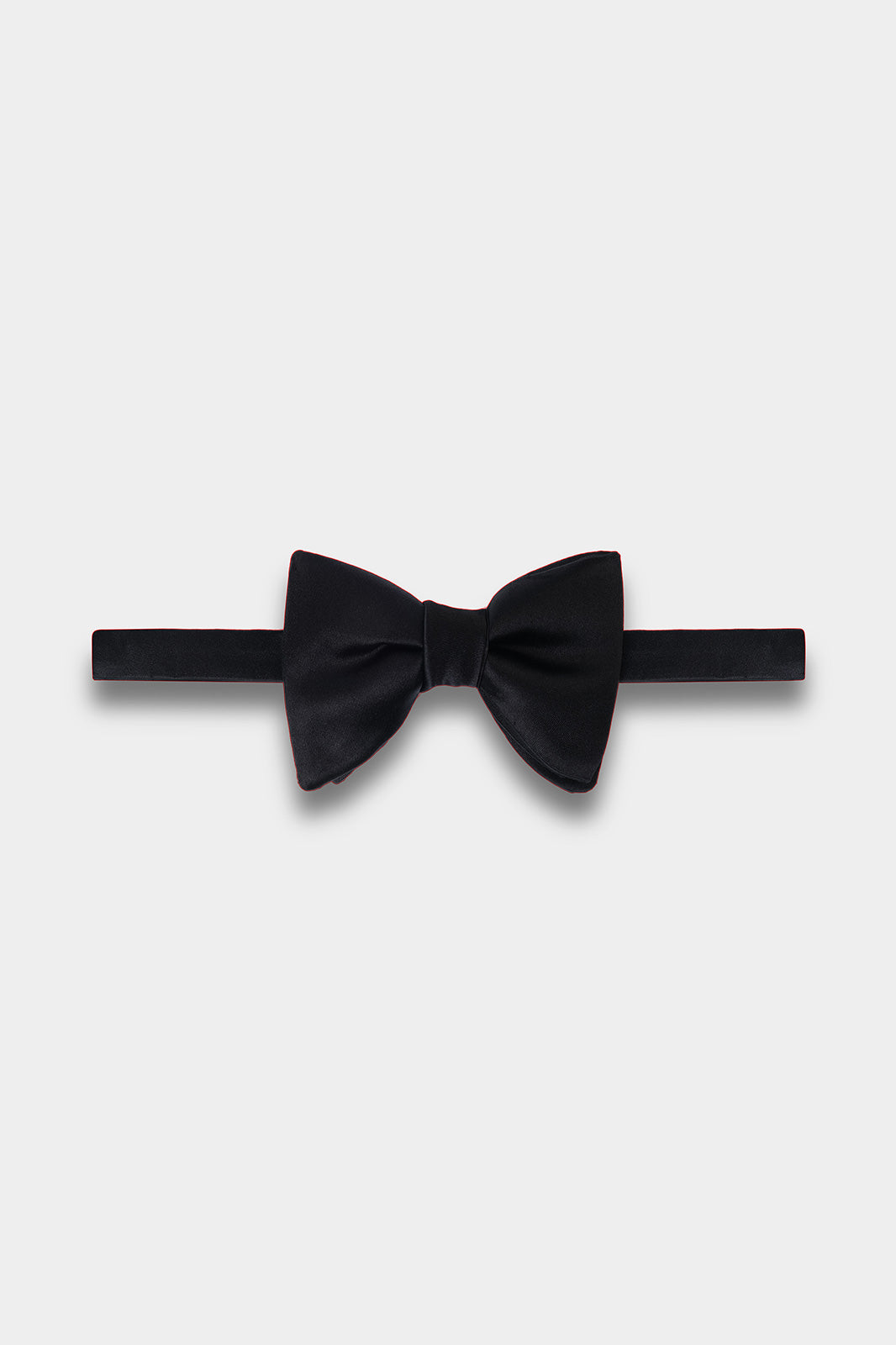 L’alliance parfaite de l'élégance et du raffinement. Ce nœud papillon en soie naturelle, fait main, est l'accessoire indispensable pour les moments d'exception.