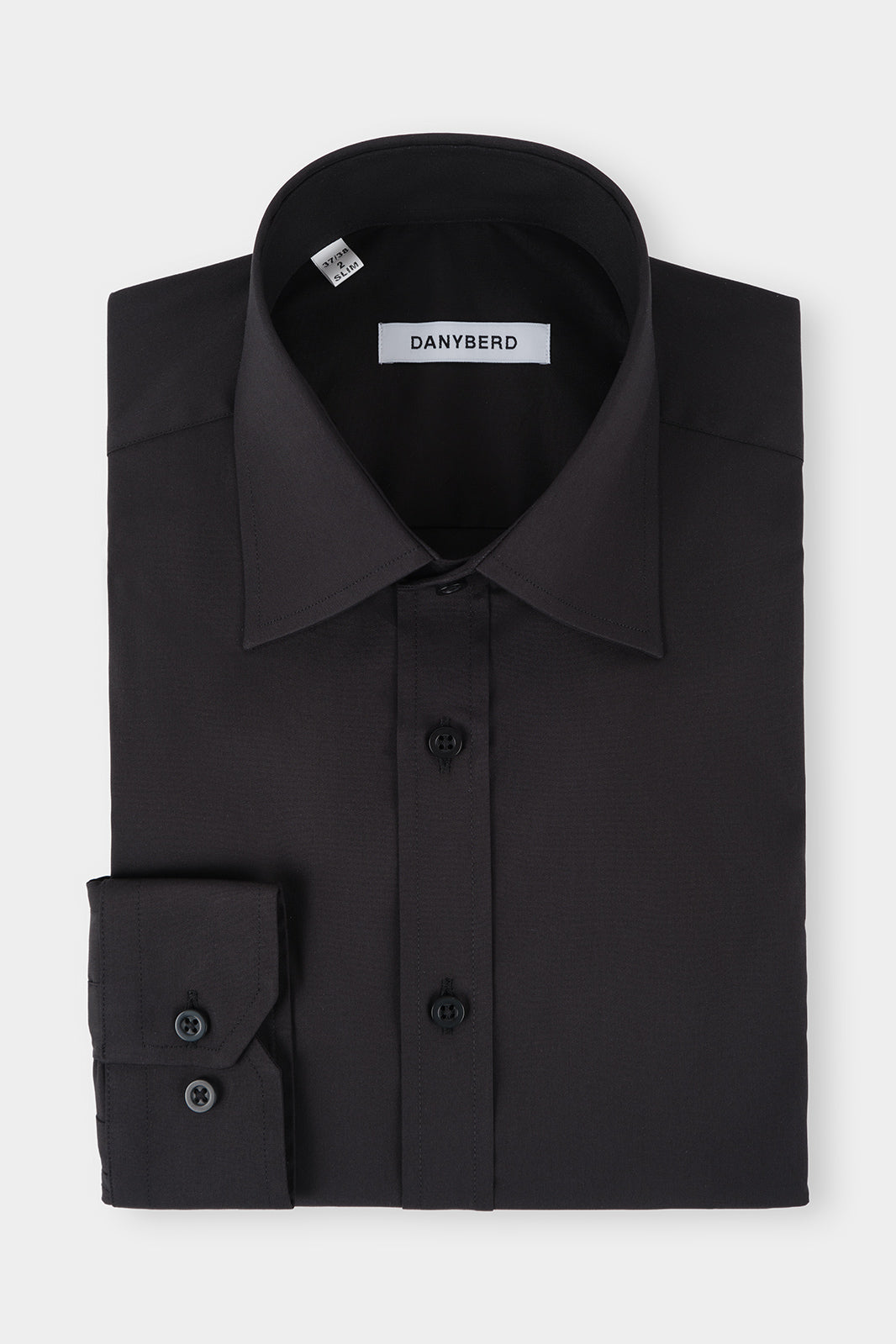 Vue sur fond blanc d'une chemise noire à grand col plongeant vers l'avant en coton stretch.