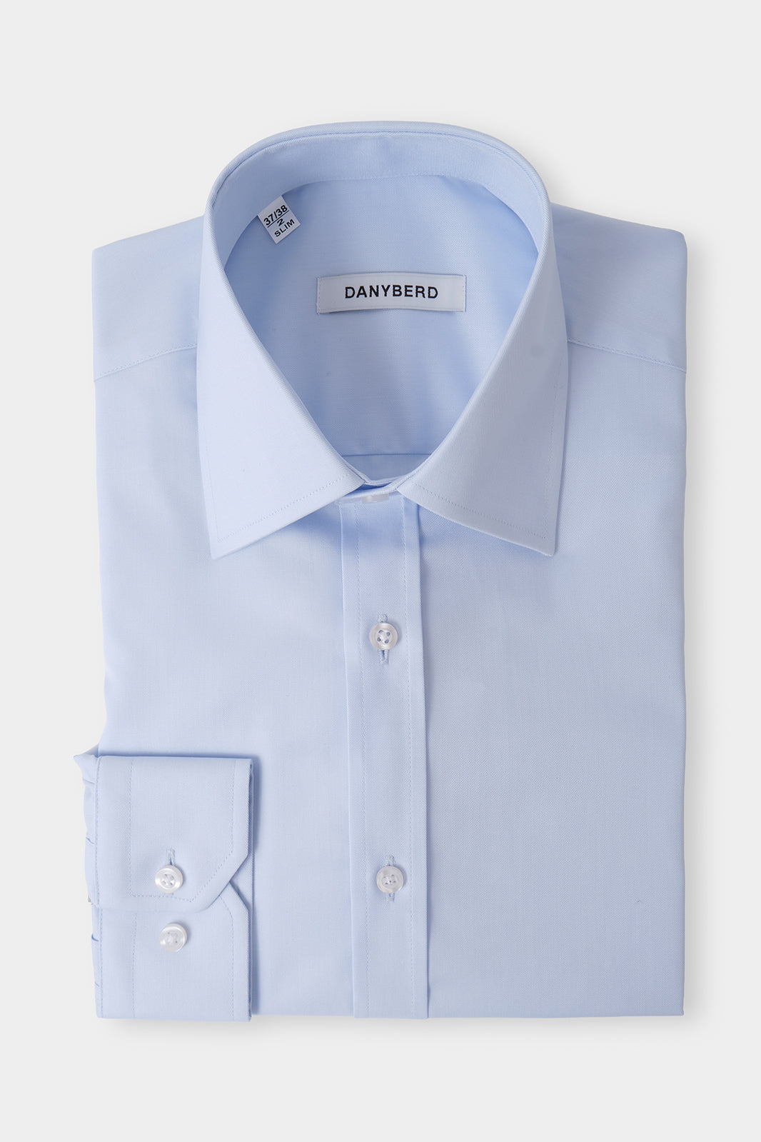 Vue sur fond blanc d'une chemise grand col français en bleu.
