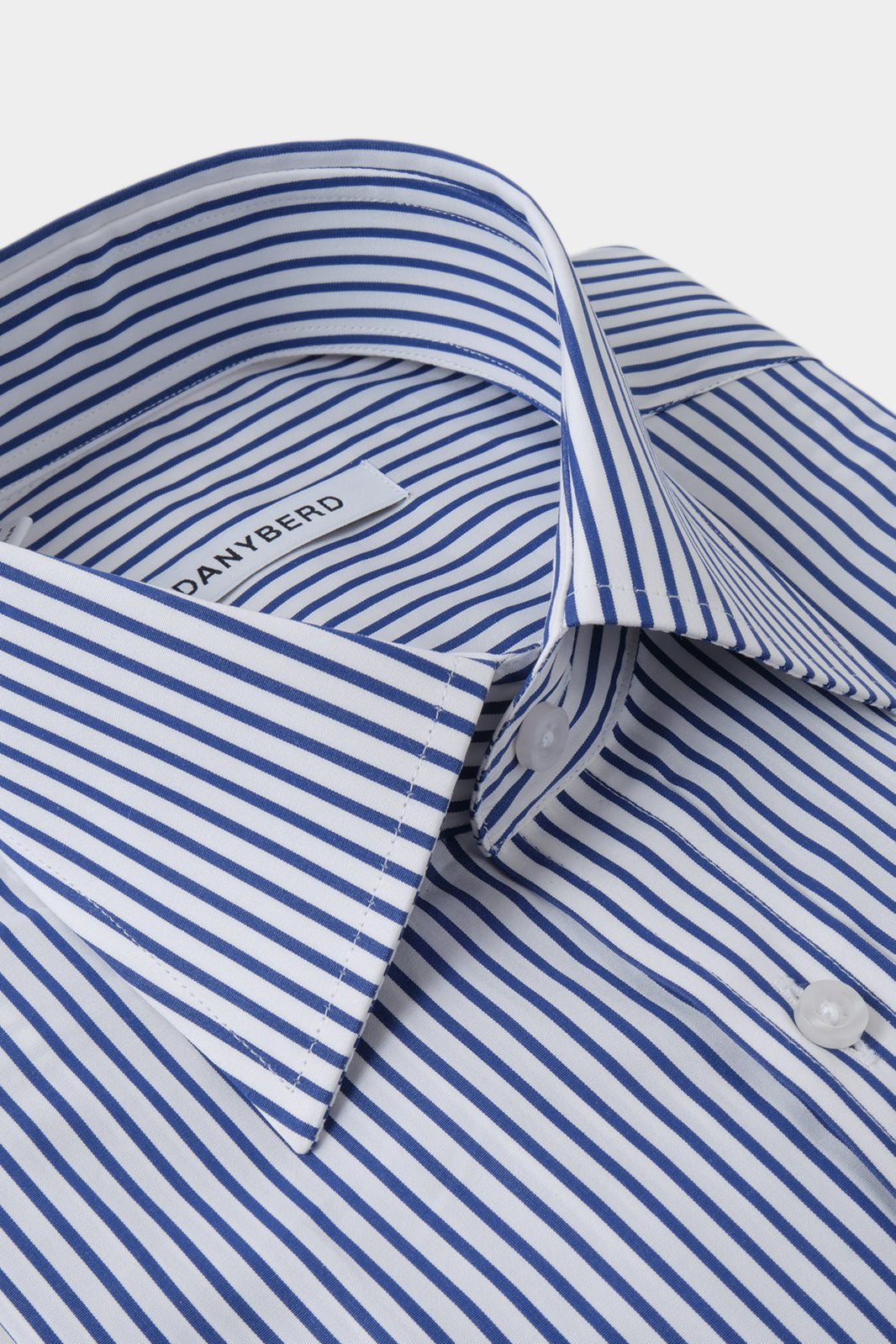 Chemise grand col plongeant à rayures couleur blanche et marine 