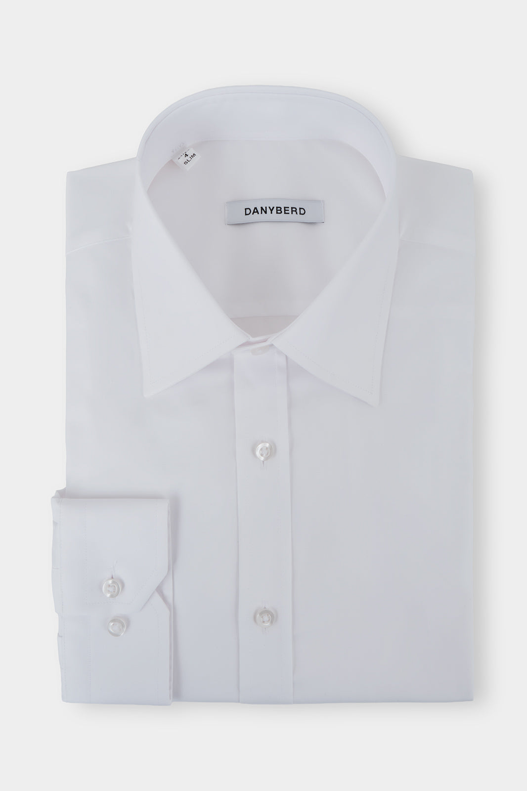 Vue sur fond blanc d'une chemise grand col français unie blanche, sur une coupe cintré. Avec un tissu de chez Thomas Mason.