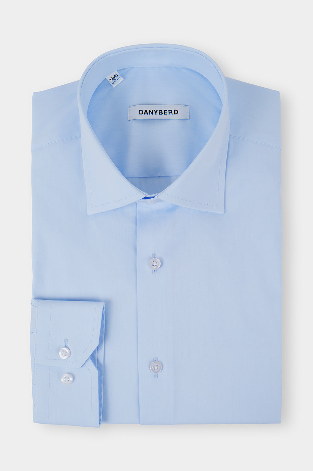 Vue sur fond blanc d'une chemise col français de couleur bleu. Ressentez le confort absolu avec notre chemise en coton stretch et poignets boutonnés. 