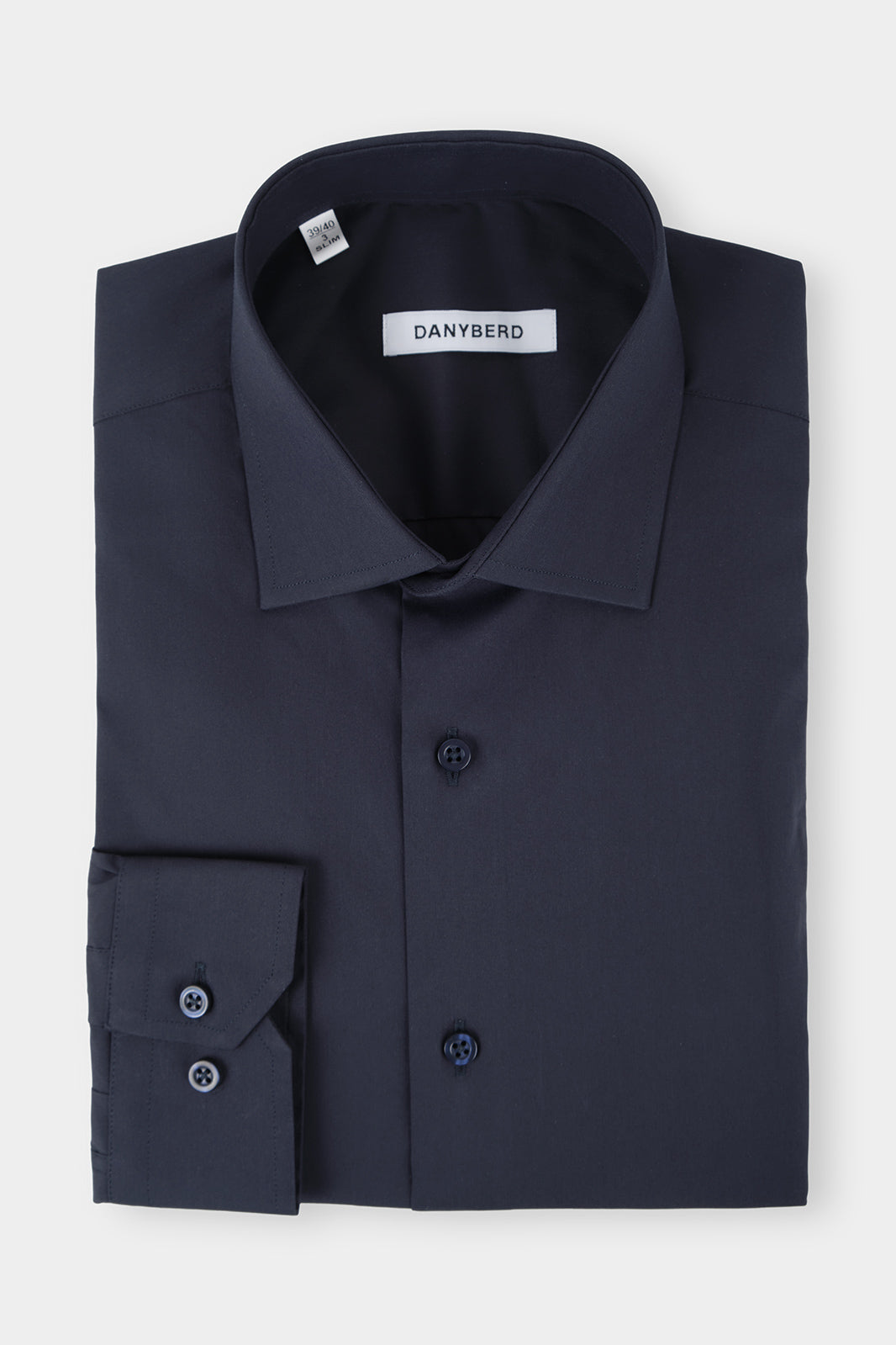 Vue sur fond blanc d'une chemise noire à grand col plongeant vers l'avant en coton stretch de couleur noire.