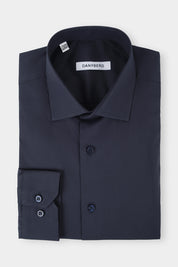 Vue sur fond blanc d'une chemise noire à grand col plongeant vers l'avant en coton stretch de couleur noire.