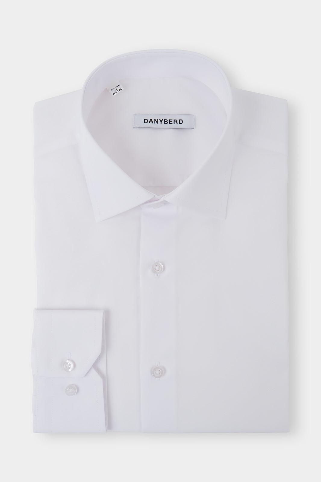 Vue sur fond blanc d'une chemise col français unie blanche. Sur une coupe cintrée, avec un tissu en 100% coton d'Albini.