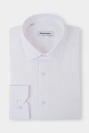 Vue sur fond blanc d'une chemise col français unie blanche. Sur une coupe cintrée, avec un tissu en 100% coton d'Albini.