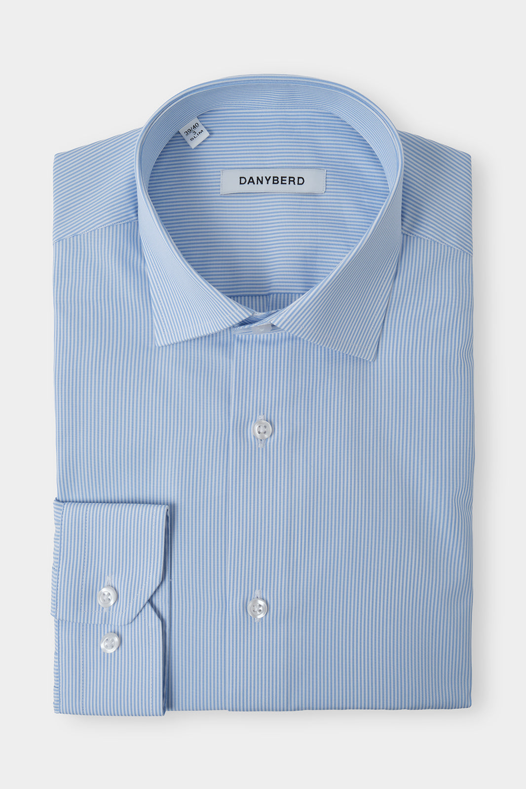 Vue sur fond blanc d'une chemise col français - Blanche à rayures bleu ciel.
Tissu fabriqué en Italie de chez Albini en 100% coton.