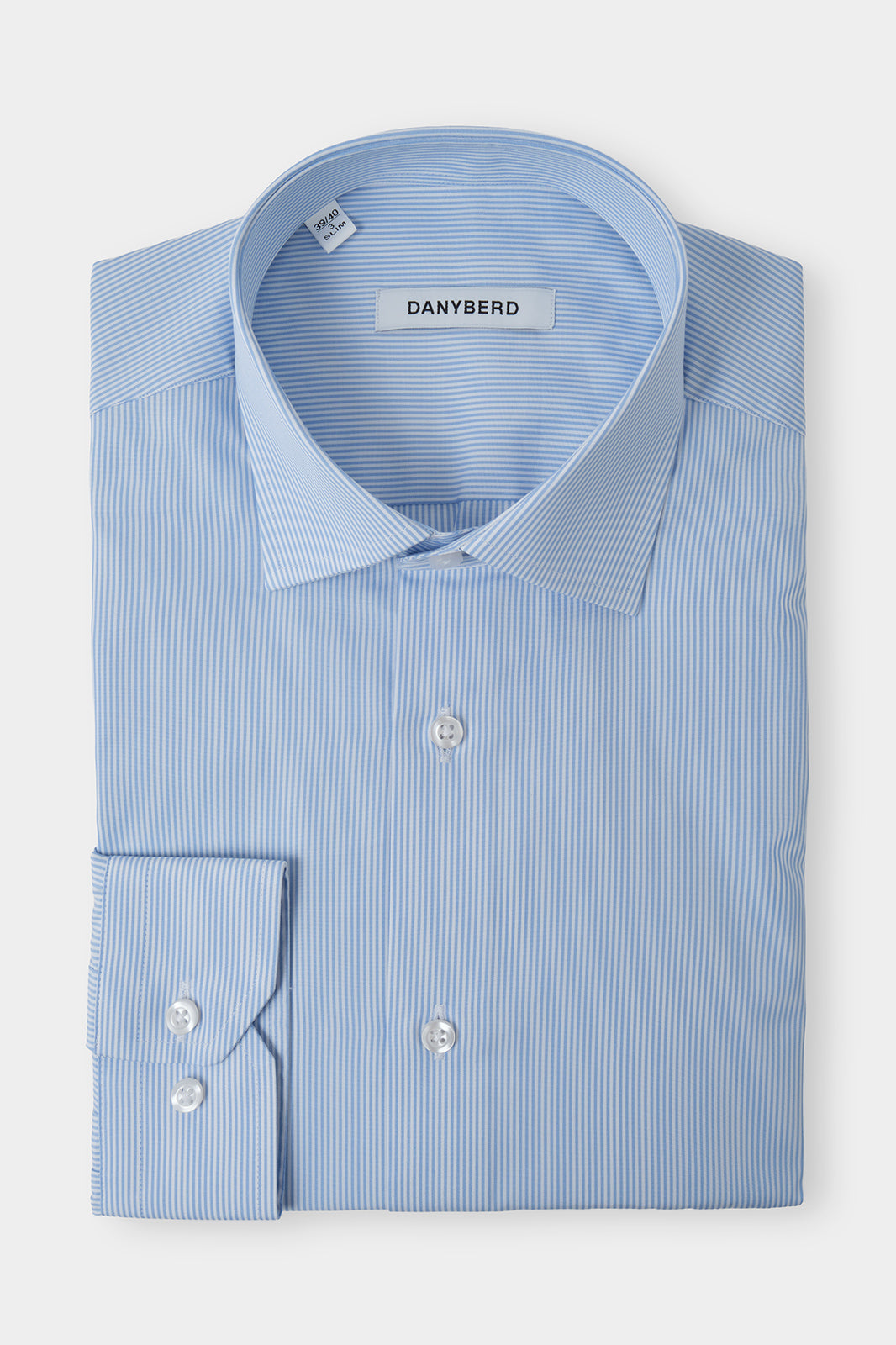 Vue sur fond blanc d'une chemise col français - Blanche à rayures bleu ciel.
Tissu fabriqué en Italie de chez Albini en 100% coton.