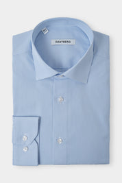 Vue sur fond blanc d'une chemise col français - Blanche à rayures bleu ciel.
Tissu fabriqué en Italie de chez Albini en 100% coton.