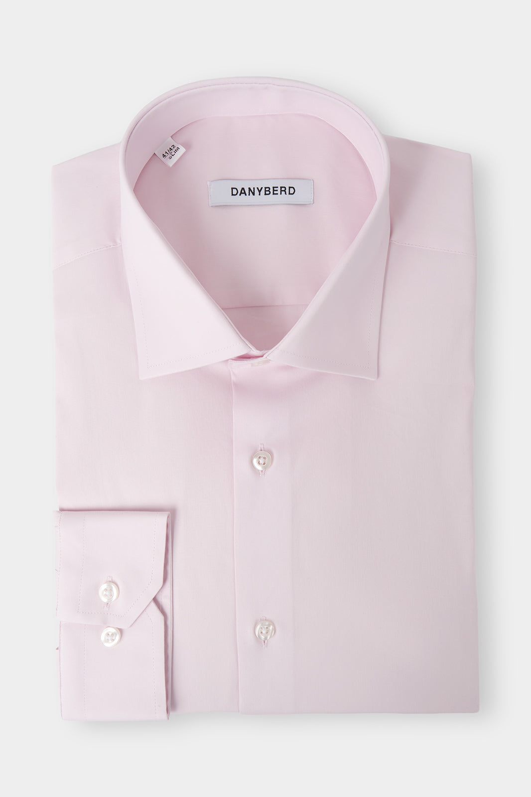 Vue sur fond blanc d'une chemise col français confort  de couleur rose. Sur un tissu fabriqué en Italie.