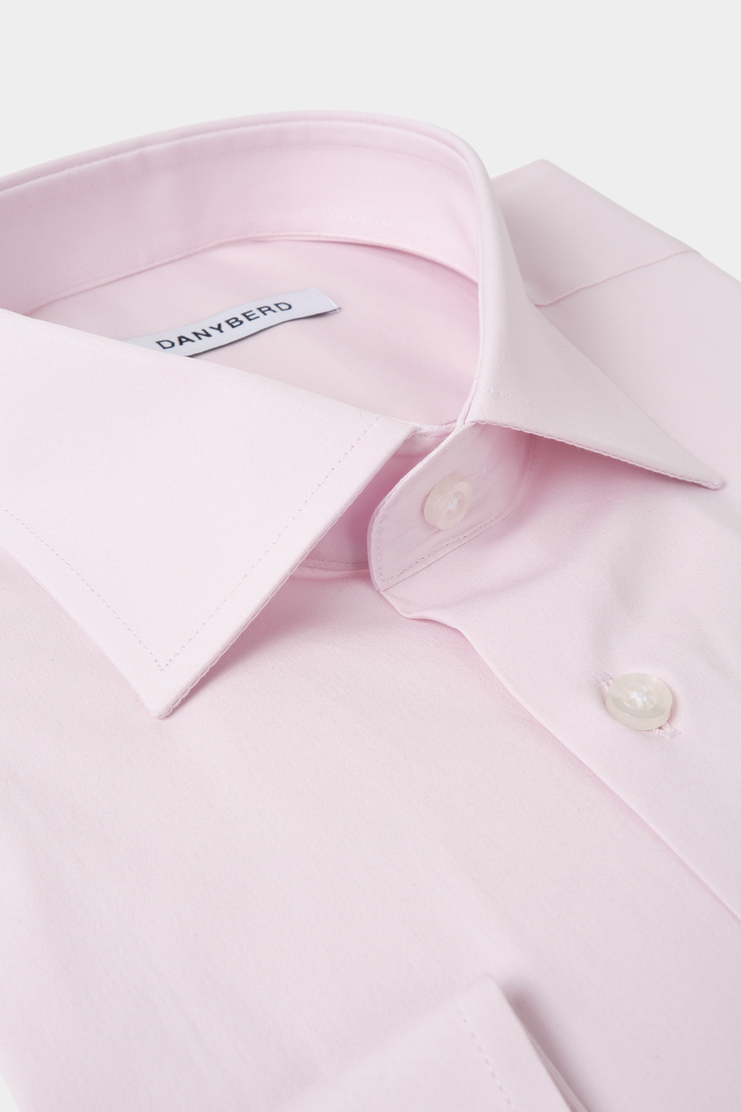 Vue sur fond blanc d'une chemise col français confort  de couleur rose. Sur un tissu fabriqué en Italie.