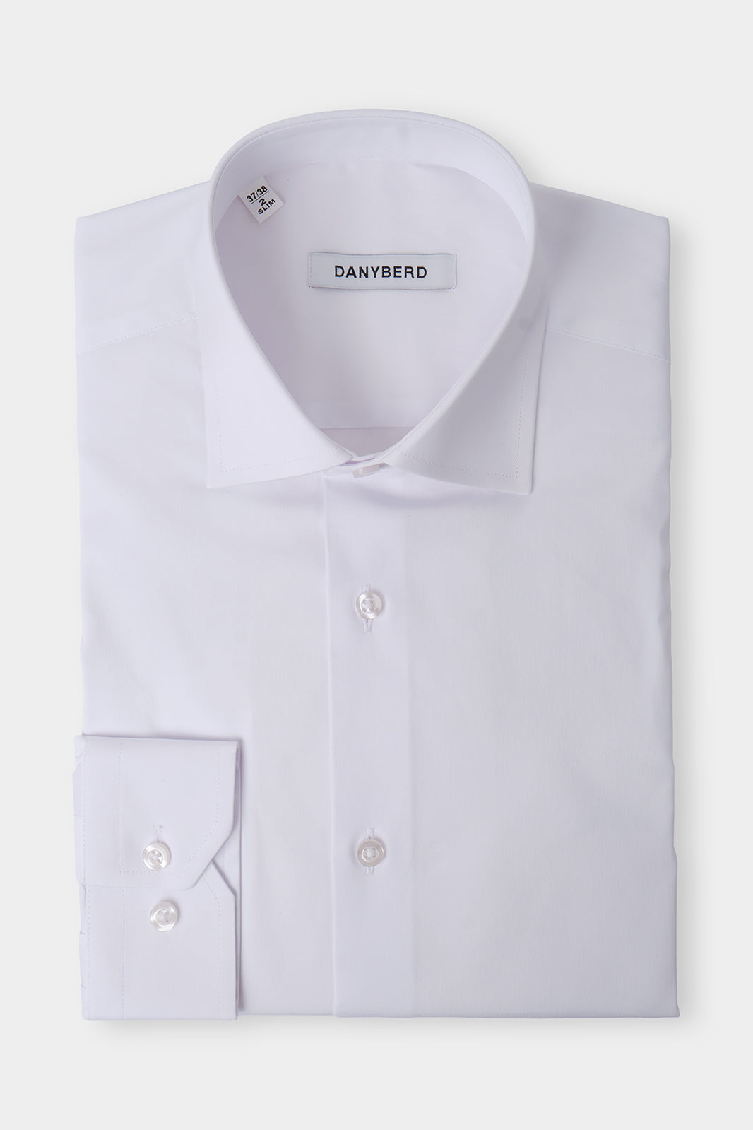 Vue sur fond blanc d'une chemise confort en coton et élasthane col français en blanc.