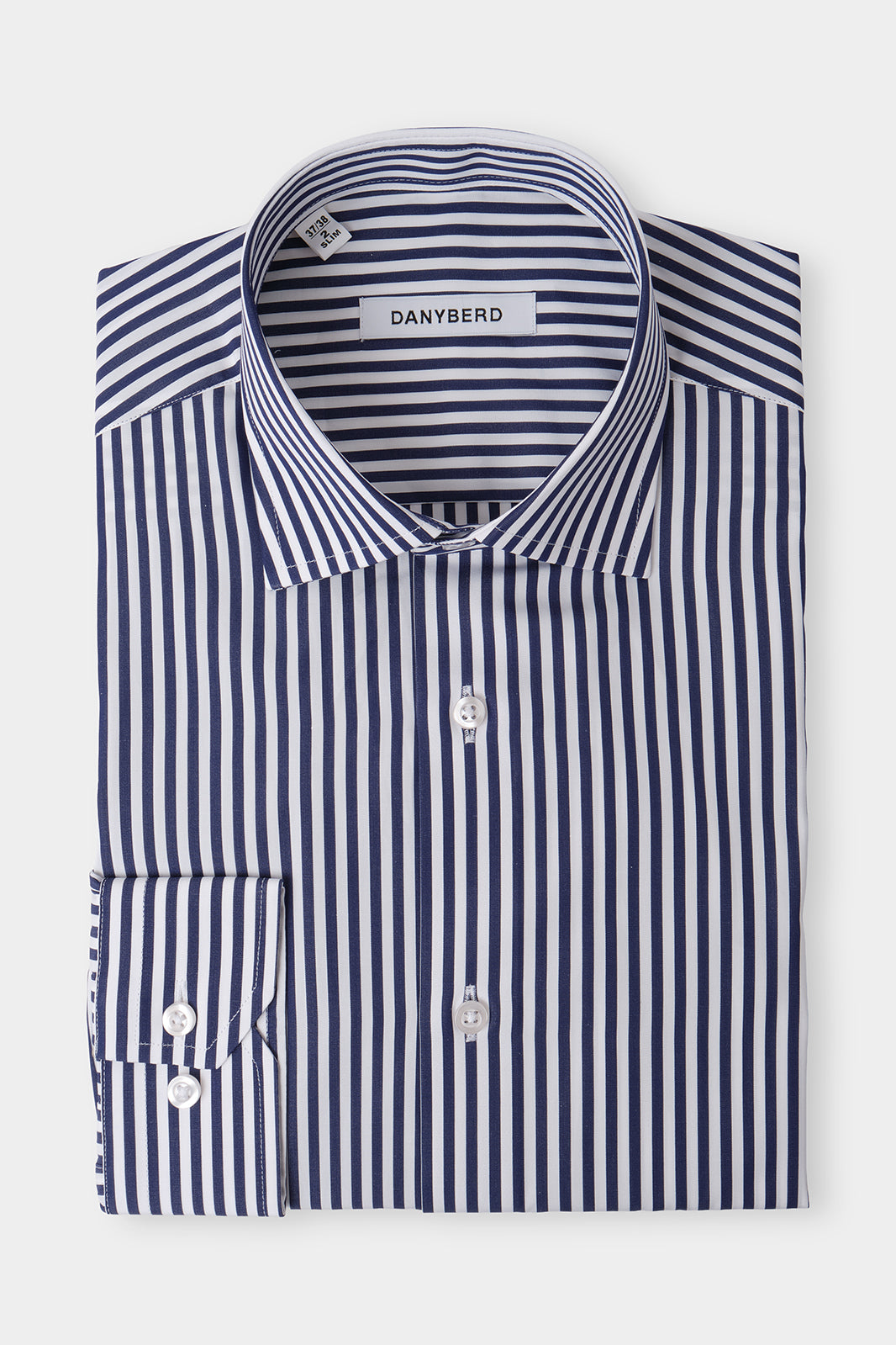 Vue sur fond blanc d'une chemise confort col français Marine à rayures fines blanches moyenne en 100% coton.