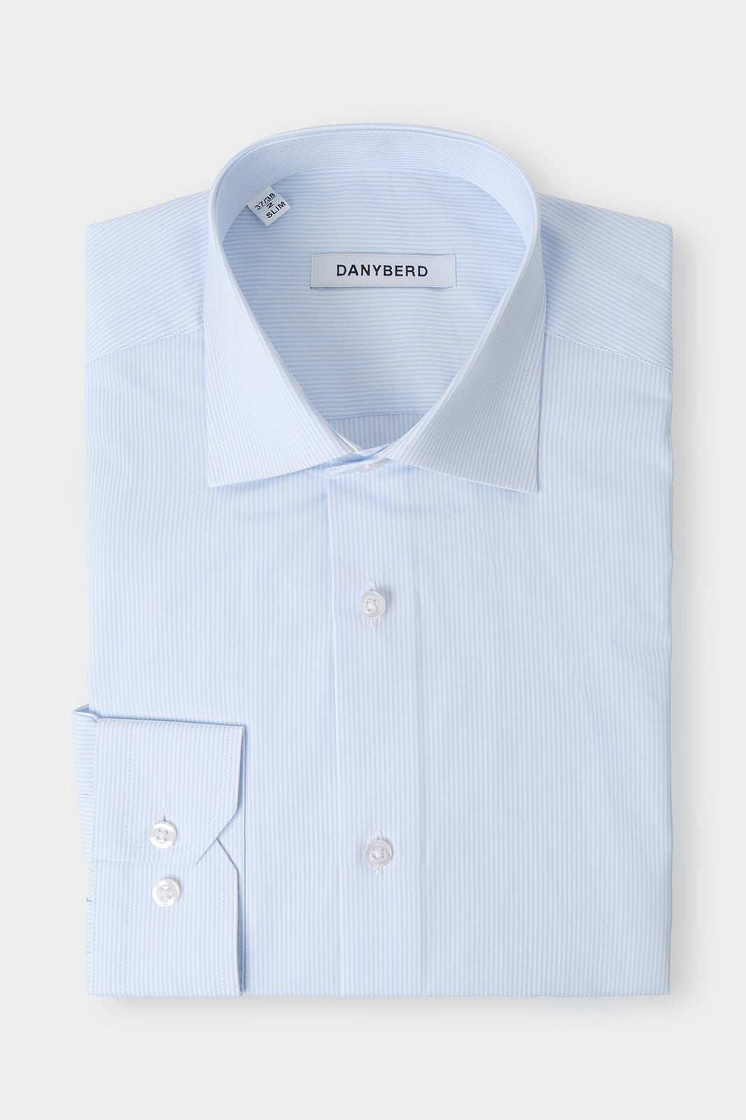 Vue sur fond blanc d'une chemise col français en bleu à rayures blanches fines en 100% coton.