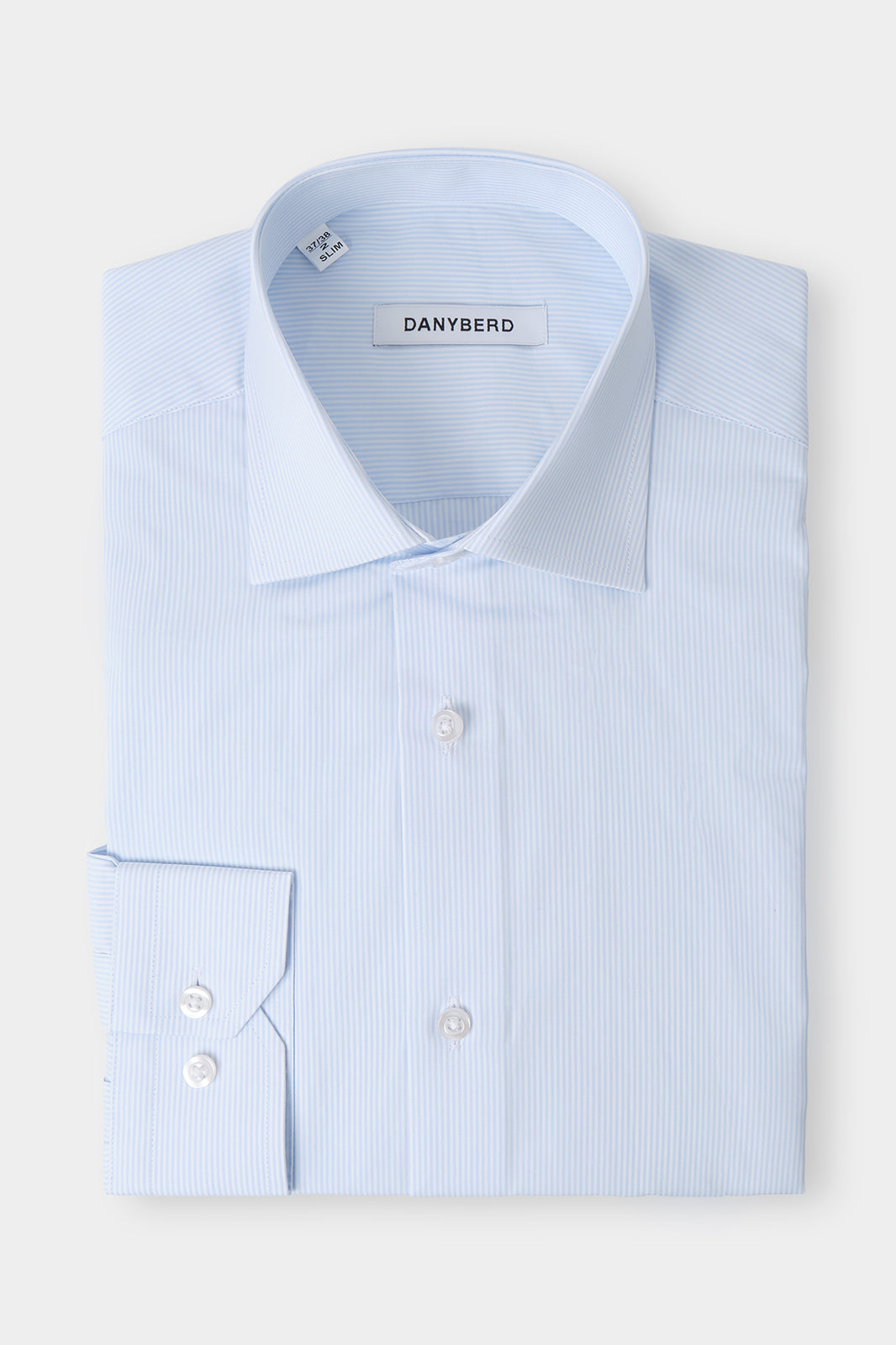 Vue sur fond blanc d'une chemise col français en bleu à rayures blanches fines en 100% coton.