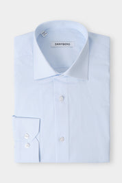 Vue sur fond blanc d'une chemise col français en bleu à rayures blanches fines en 100% coton.