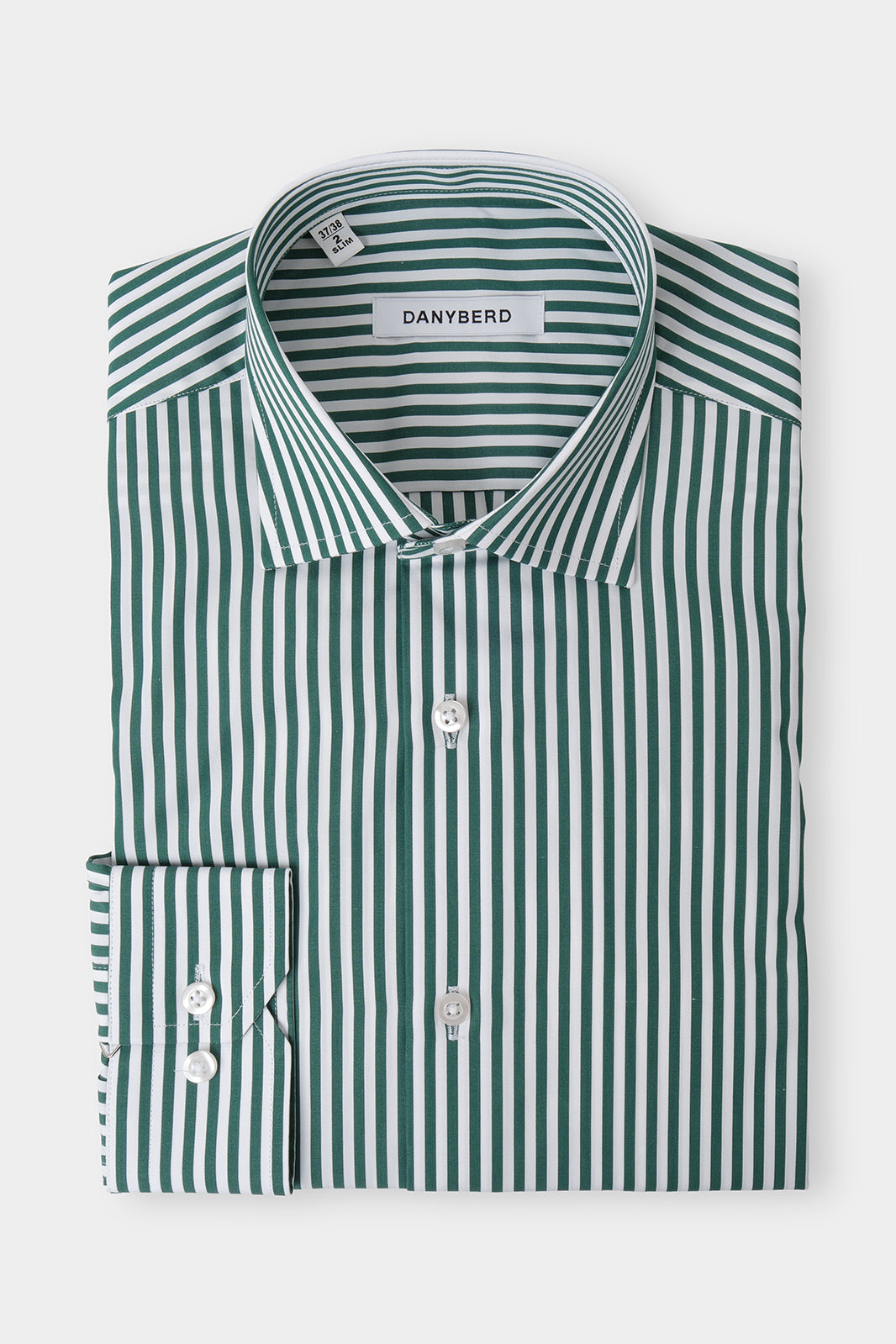 Vue sur fond blanc d'une chemise col français blanche à rayures verte larges en 100% coton.