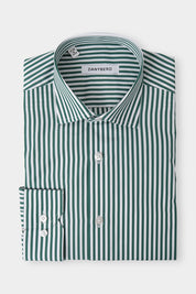 Vue sur fond blanc d'une chemise col français blanche à rayures verte larges en 100% coton.
