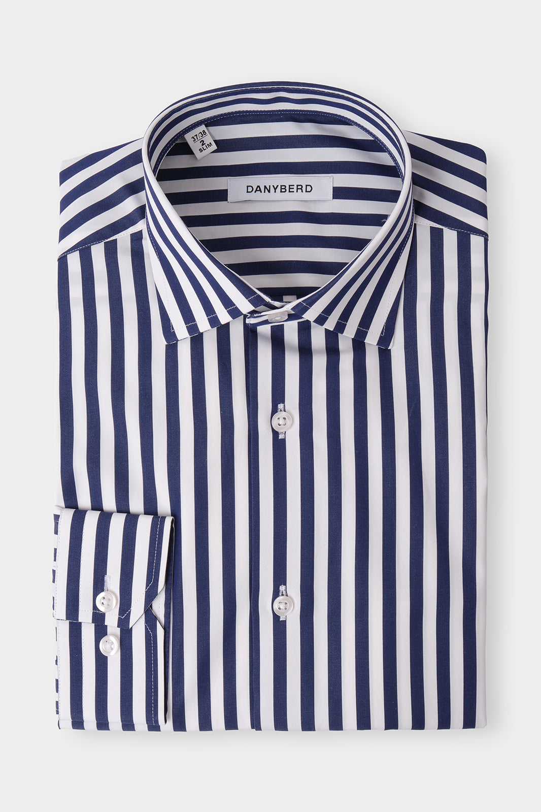 Vue sur fond blanc d'une chemise col français blanche à rayures Marine larges en 100% coton.