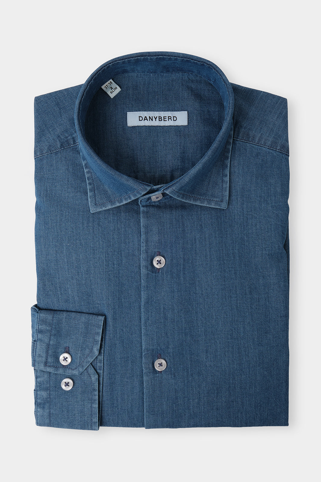 Vue sur fond blanc d'une chemise confort col français jeans.