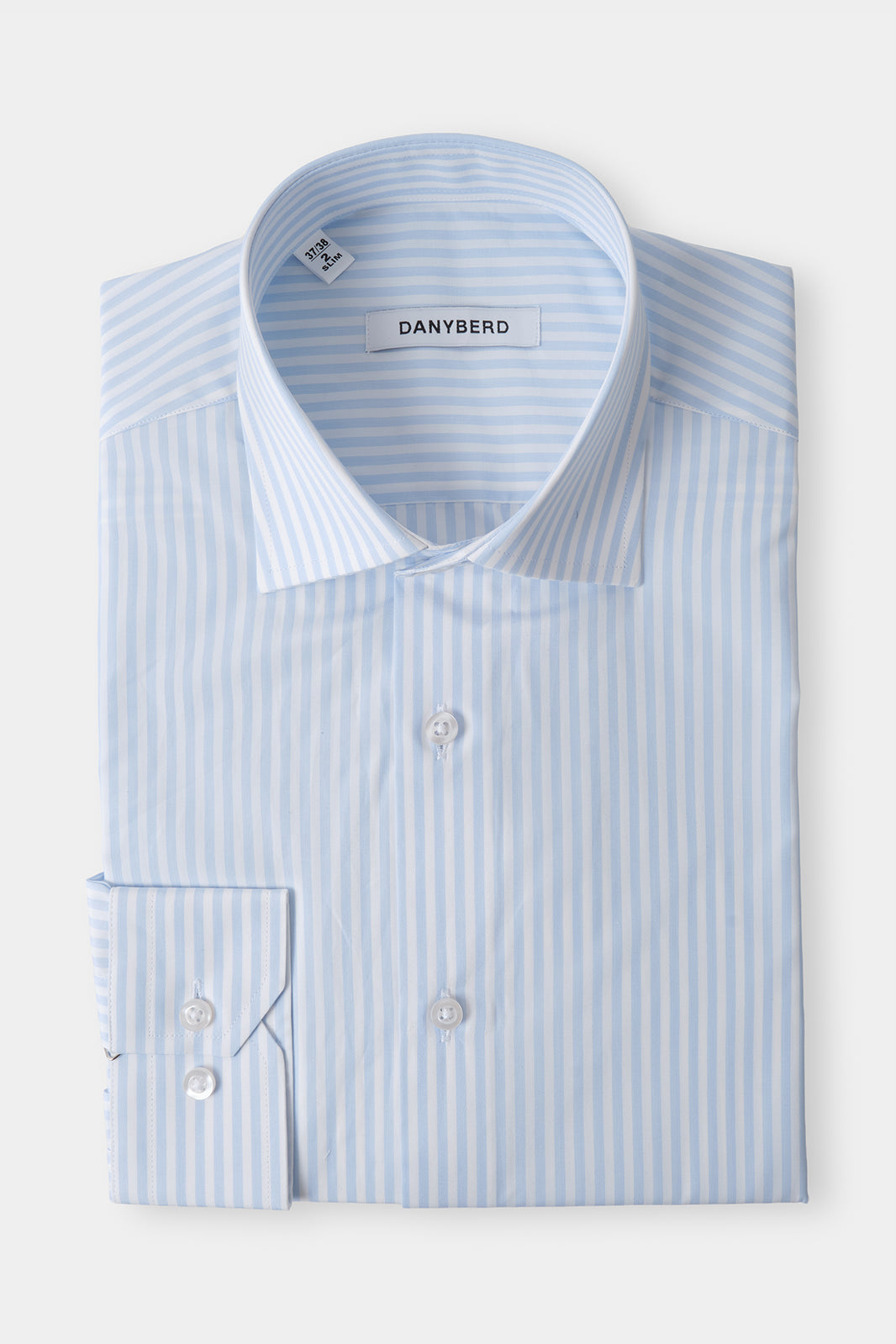 Vue sur fond blanc d'une chemise col français bleu ciel à rayures blanches