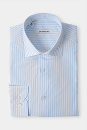 Vue sur fond blanc d'une chemise col français bleu ciel à rayures blanches