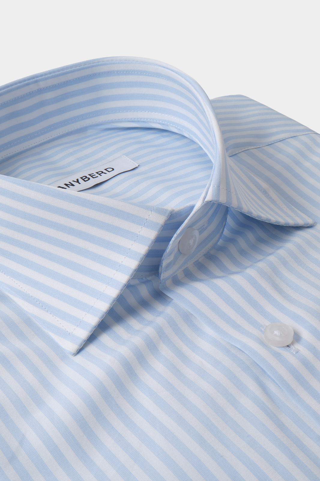 Chemise col français bleu ciel à rayures blanches