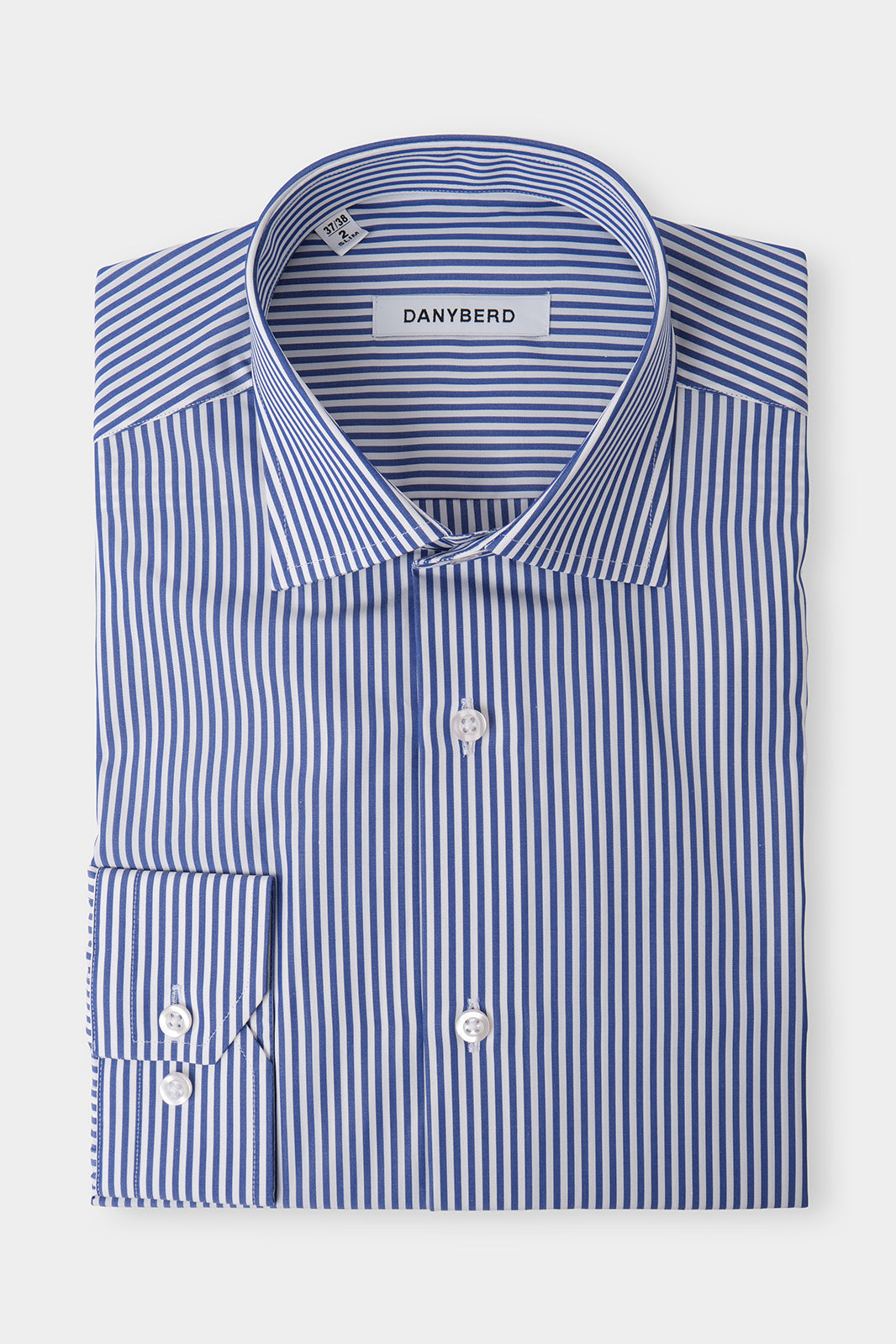Vue sur fond blanc d'une chemise confort col français Marine à rayures blanches.