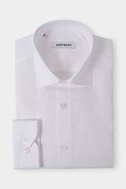 Vue sur fond blanc d'une chemise col français Duke couleur blanche en 100% coton de chez Albini.