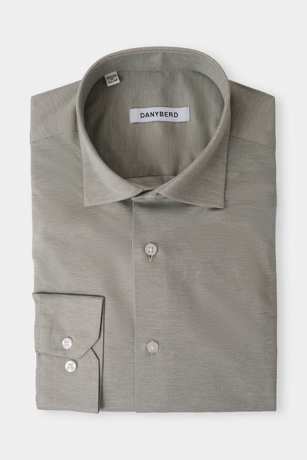 Vue sur fond blanc d'une chemise col français en vert sauge.