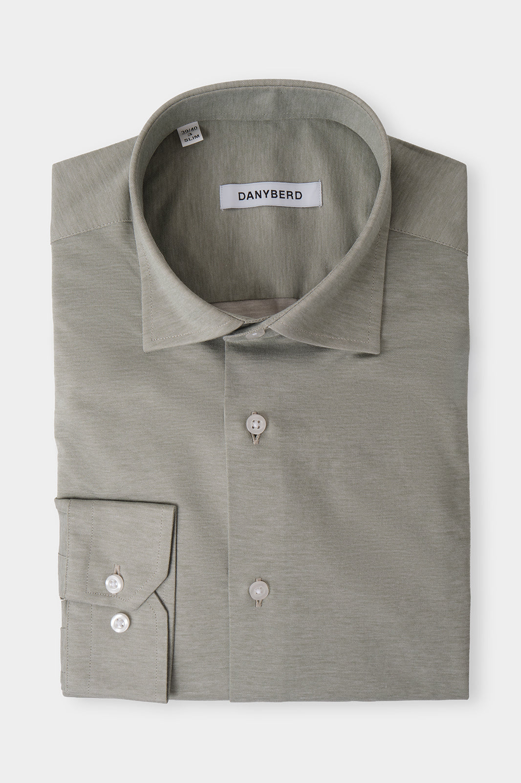 Vue sur fond blanc d'une chemise col français en vert sauge.