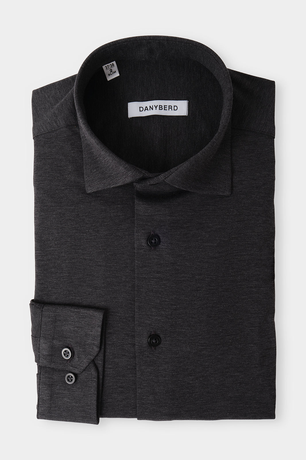 Vue sur fond blanc d'une chemise col français de couleur noir délavé.